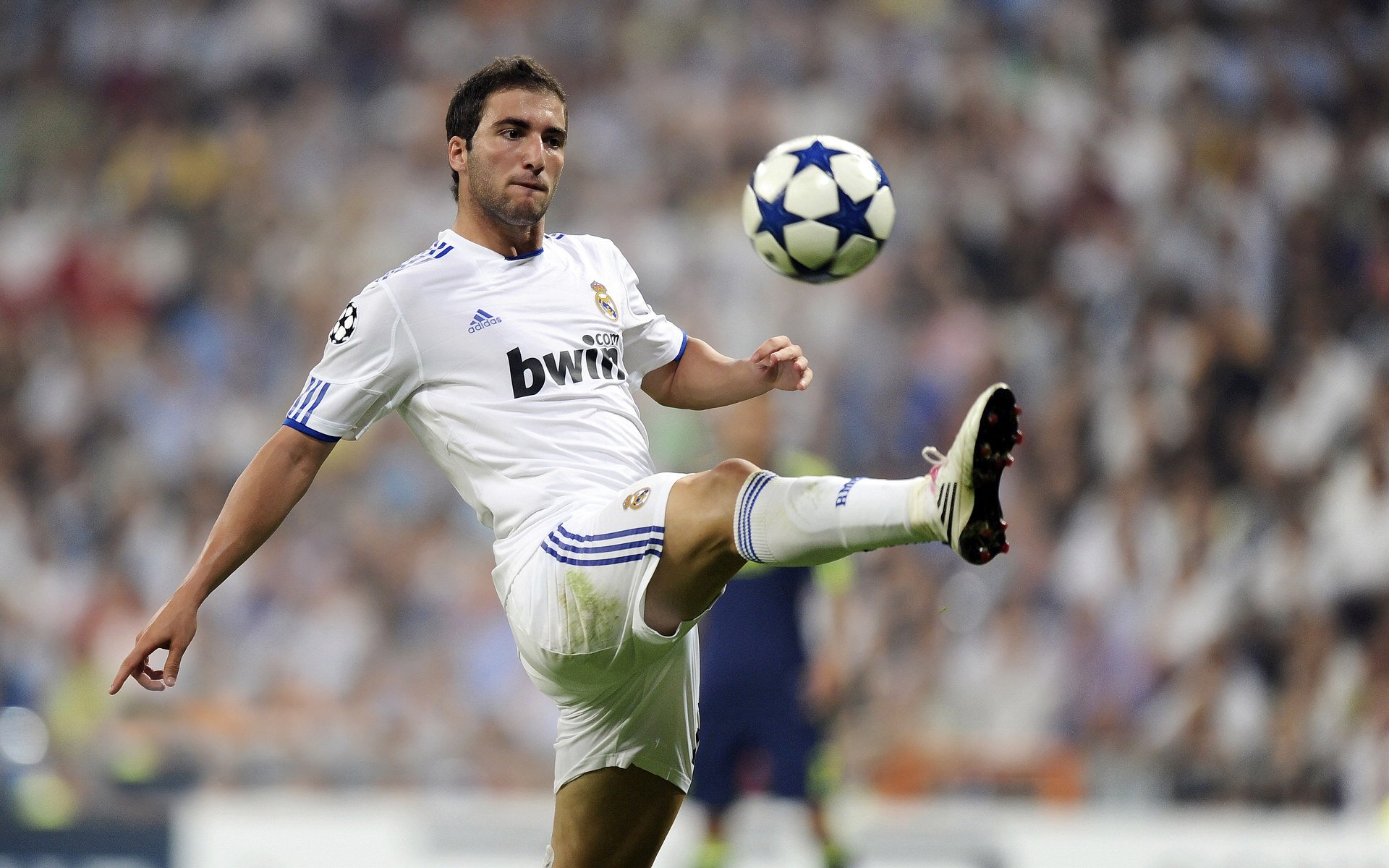 重要助攻引发热议!,德布劳内在TL比赛中锐不可当再创辉煌时刻